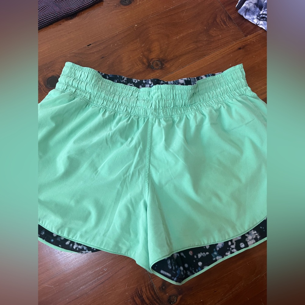 Lululemon Choose a Side Shorts Size 8 mint / galaxy ish pattern. EUC.